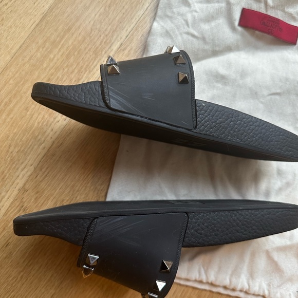 VALENTINO Rockstud Rubber Slider Sandal🖤 Size 37. Good condition! Barely worn - Picture 6 of 8